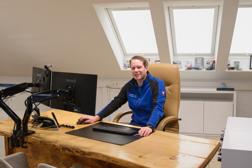 Mike Hintz im Büro